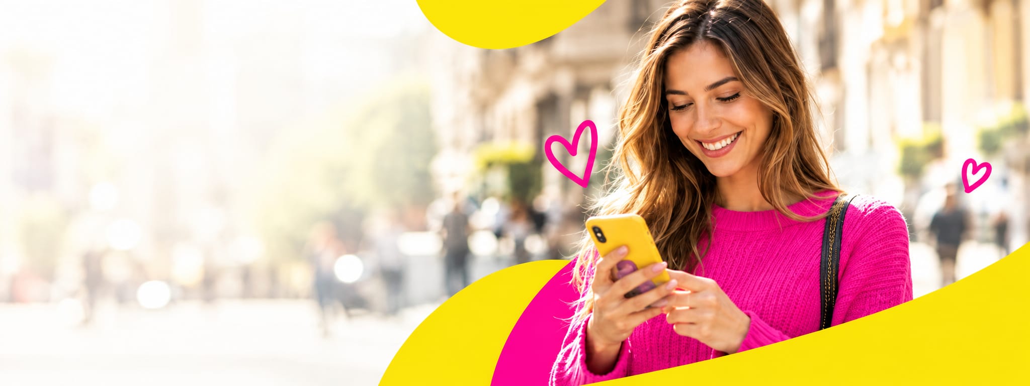 Una mujer sonríe al consultar su móvil amarillo, con los colores fucsia y amarillo de SOU